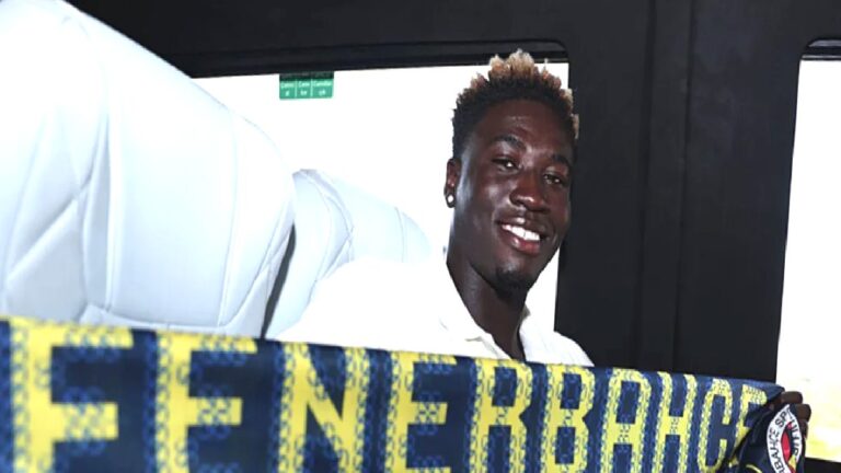Fenerbahçe’de Oppong için imza töreni düzenlendi