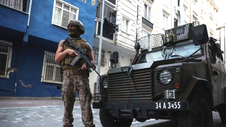 Hatay’da silahlı çetelere şafak baskını: 16 gözaltı