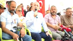 Ümit Özdağ’ın “Bayrağını al, Güvenpark’a gel” çağrısıyla vatandaşlar gazilerin Güvenpark’taki eylemine destek verdi