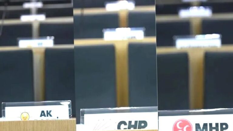 Belediye başkanının Yeni Parti’ye geçişinin ardından Tekirdağ Belediye Meclisi’nde boykot: Sandalyeleri boş bırakarak sorunları çözemezsiniz
