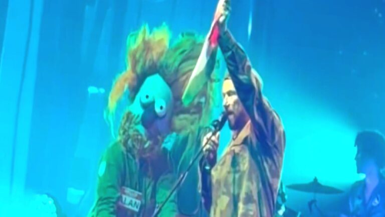 Gorillaz üyesi Damon Albarn’dan konserde Filistin bayrağı: ‘Asla tarafsız olmayın’