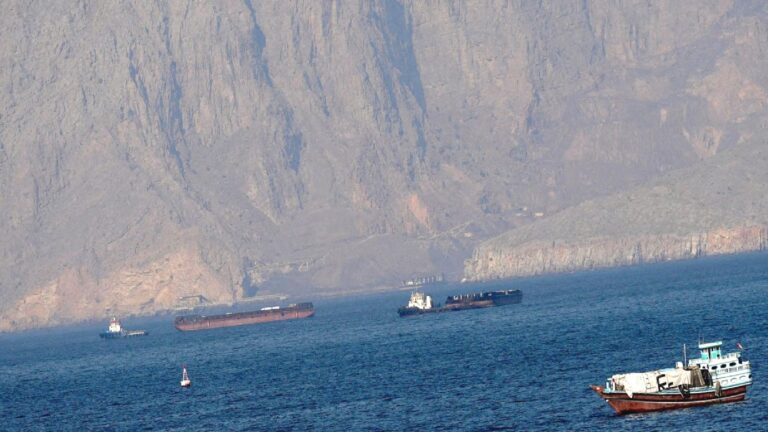 Hürmüz Boğazı’nda deniz trafiği Mayıs’tan bu yana en düşük seviyeye geriledi