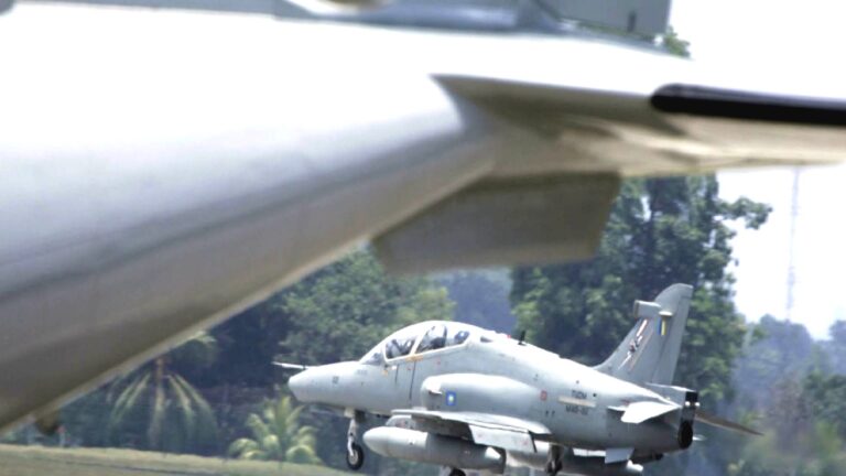 İngiltere’de askeri eğitim uçağı düştü: İki pilot yaralı kurtuldu