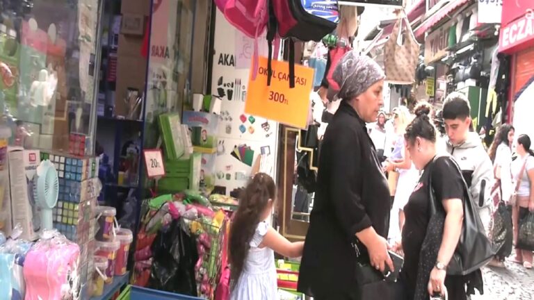 Okul alışverişini son güne bırakan veliler pahalılıktan yakındı: Okul alışverişi için 20 bin lira kredi çektim