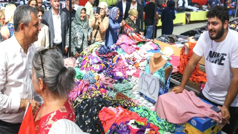 Özgür Özel’den esnafın “geleceğin sultanı, cumhurbaşkanı” sözlerine yanıt: Memlekete adil yönetecek insan lazım; Cumhurbaşkanı deyip havaya sokma felakete sürüklersin bizi