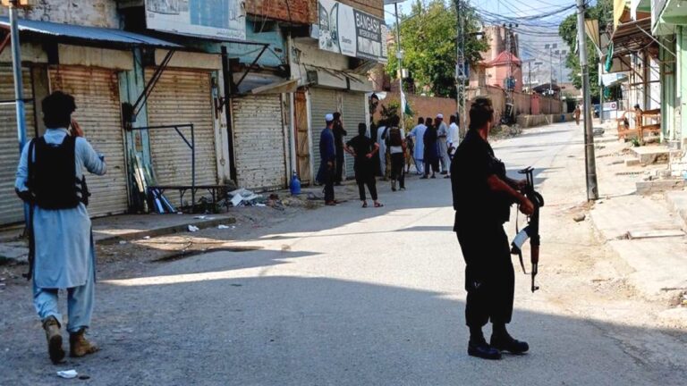 Pakistan’da bir cami yakınlarındaki bombalı araç saldırısı: Ölü ve yaralılar var
