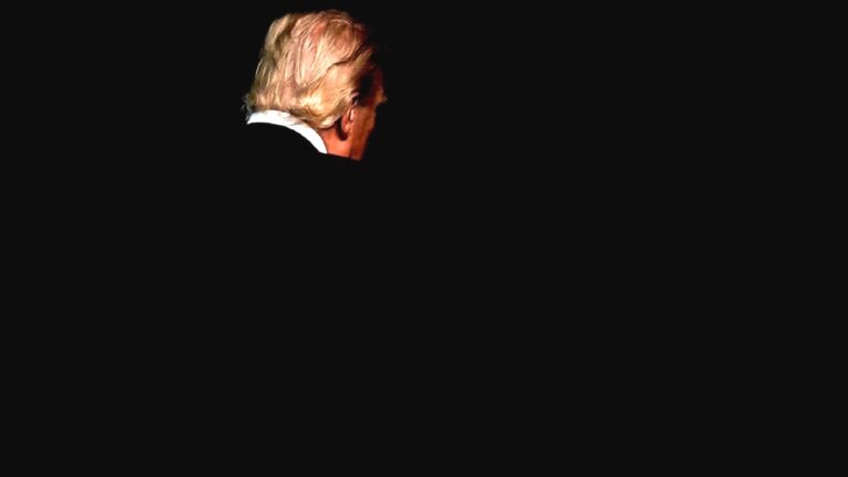 Trump: Fed faizleri düşürmezse bazı ülkelerle ticareti durduracağım