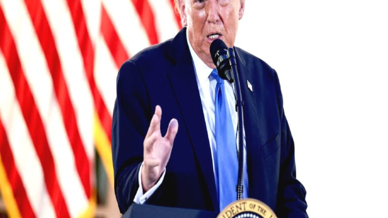 Trump: Hürmüz Boğazı’nı kontrol ediyoruz ve boğazda herhangi bir mayın yok
