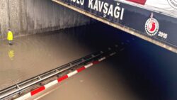 Uşak-Ankara ve Uşak-Denizli karayolları sağanak nedeniyle kapandı