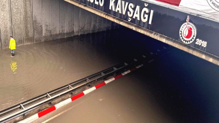 Uşak-Ankara ve Uşak-Denizli karayolları sağanak nedeniyle kapandı