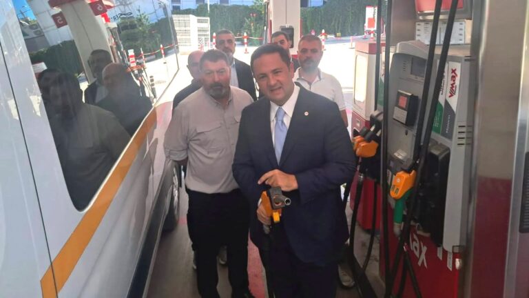 Yeni Partili Akdoğan okul servisinin direksiyonuna geçti: Son seçimden bu yana 40 litre mazotumuzu kim çaldı?